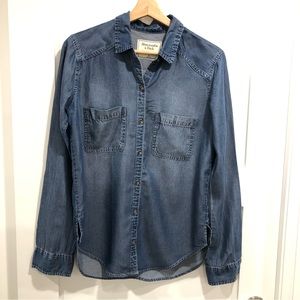 Abercrombie & Finch blue long sleeve button up collar top. Size Small.